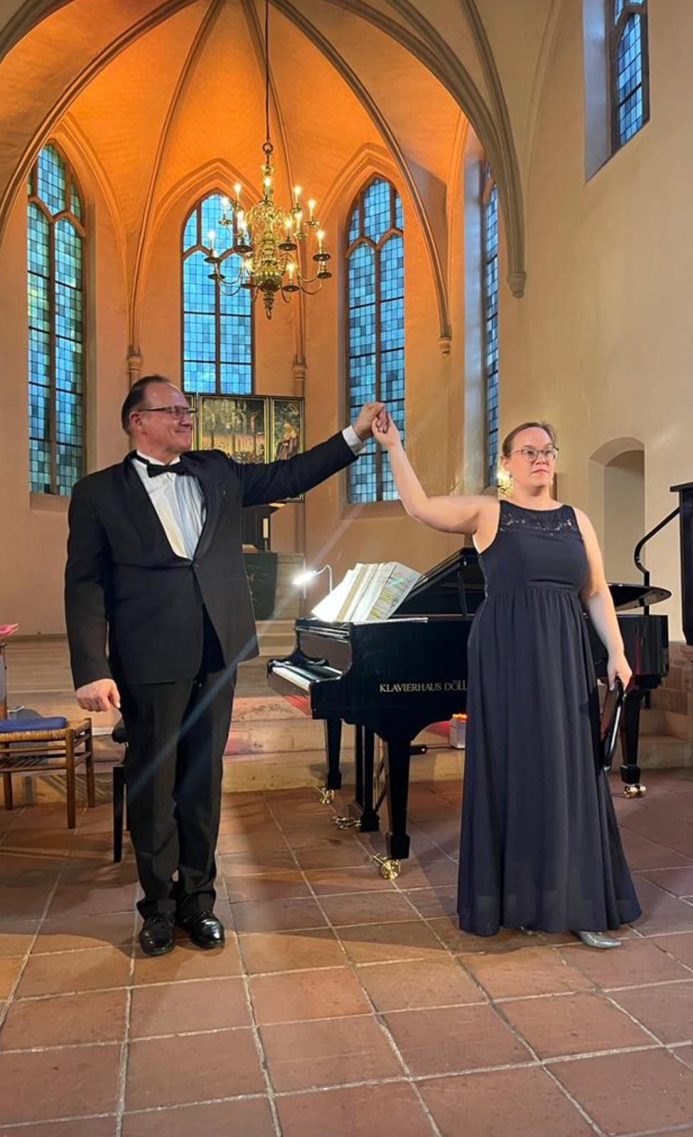 Bernfried E. G. Proeve beim Schlussapplaus eines Konzerts